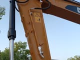 Détail de la flèche d'une pelle sur chenilles Caterpillar 320D2 2024