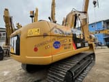 Гусеничный экскаватор Caterpillar 320D2 2022 года, вид сзади-три четверти