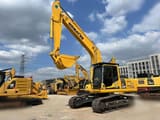 Pelle sur chenilles Komatsu PC220-8 de 2021, vue avant trois-quarts