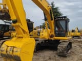 Escavatore cingolato Komatsu PC220-8 del 2020, vista anteriore di tre quarti