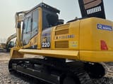 Pelle sur chenilles Komatsu PC220-8 de 2023, vue trois-quarts arrière