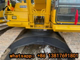 Komatsu PC200-8 paletli ekskavatör, üst yapı ve bom tabanı yakın planı