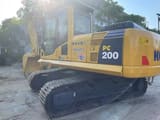 2022 Komatsu PC200-8 Raupenbagger, Heck-Dreiviertelansicht