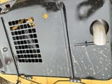 Detal pokrywy silnika koparki gąsienicowej 2016 Caterpillar 320D