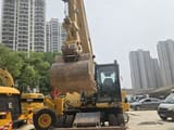 Escavadora de rodas Caterpillar M320D2 de 2017 em vista frontal