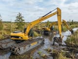 Escavatore anfibio Caterpillar 320DL del 2026, vista laterale