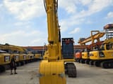 Escavatore cingolato Komatsu PC200-8 del 2023, vista frontale di benna e braccio