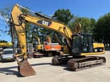 Excavadora de orugas Caterpillar 320DL 2010, vista frontal tres cuartos
