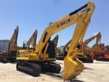 Escavatore cingolato Komatsu PC220-8 del 2023, vista posteriore a tre quarti