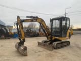 2000 Caterpillar 302.5 mini excavator, side profile view