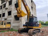 2022 Caterpillar 320D2L rupsgraafmachine, vooraanzicht driekwart