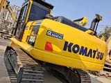 Escavatore cingolato Komatsu PC200-8 del 2023, vista posteriore tre quarti