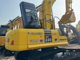 2024 Komatsu PC220-8 Raupenbagger, hintere Dreiviertelansicht