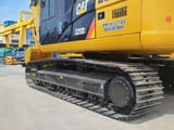 Caterpillar 320D2 graafmachine uit 2023, zijaanzicht cabine en rupsbanden