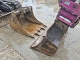 2012 Takeuchi TB1140 excavator buckets and attachment