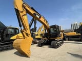 Escavadora de rastos 2025 Caterpillar 320D2, vista frontal a três quartos