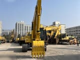 Escavatore cingolato Komatsu PC220-8 del 2022, vista frontale