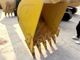 Dettaglio benna di escavatore cingolato Komatsu PC200-8 del 2012