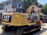 Escavadora de rastos Caterpillar 320D2 de 2022, vista traseira a três quartos