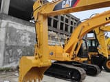 Excavator pe șenile Caterpillar 320D din 2015, vedere laterală cu braț și cupă