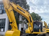 2022 Komatsu PC200-8 Raupenbagger, Front-Dreiviertelansicht