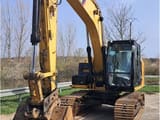 2014 Caterpillar 318E crawler excavator, front three-quarter view