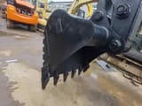 Dettaglio benna di escavatore cingolato Caterpillar 320D2 del 2020
