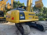 2022 Komatsu PC200-8 Raupenbagger, Ansicht von hinten dreiviertel