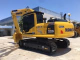 Escavatore cingolato Komatsu PC220-8 del 2023, vista posteriore tre quarti