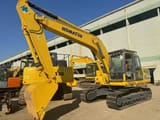 Escavadora de rastos Komatsu PC200-8 de 2018, vista frontal a três quartos