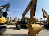 Escavadora de rastos 2025 Caterpillar 320D2, vista frontal a três quartos