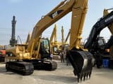 Pelle sur chenilles Caterpillar 320CL de 2008, vue trois-quarts avant