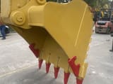 2016 Caterpillar 330B crawler excavator bucket detail