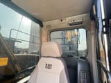 Widok wnętrza kabiny koparki gąsienicowej 2023 Caterpillar 320D2