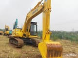 Pelle sur chenilles Komatsu PC200-8 2024, vue avant trois-quarts