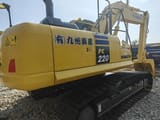 Escavatore cingolato Komatsu PC220-8 del 2023, vista posteriore tre quarti