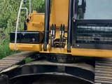 Гусеничный экскаватор 2024 Caterpillar 320D2, вид сзади-сбоку