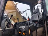 Vista interna del Caterpillar 320D2L cingolato del 2024