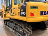 Pelle sur chenilles Komatsu PC200-8 2024, vue arrière trois-quarts