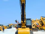 Gąsienicowa koparka Caterpillar 320D2 z 2013 r., widok z przodu na wysięgnik i łyżkę