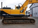 2015 Hyundai R260LC-9A crawler excavator, side profile view