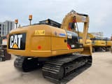 Escavatore cingolato Caterpillar 320D2L del 2022, vista posteriore tre quarti
