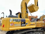 Pelle sur chenilles Komatsu PC200-8 de 2022, vue arrière trois-quarts