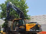 Hyundai R225LC-9T crawler excavator, side profile view