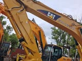 Гусеничний екскаватор 2023 Caterpillar 320CL, вид на стрілу й кабіну