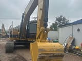 Caterpillar 320D2L paletli ekskavatör, ön görünüm