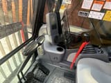 Wnętrze kabiny koparki gąsienicowej 2023 Caterpillar 320D2