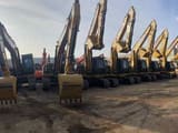 Escavadora de rastos Caterpillar 320D2 de 2024, vista frontal de várias unidades