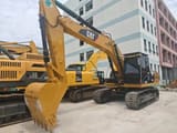 Гусеничный экскаватор Caterpillar 320DL, 2022 г., вид спереди-три четверти