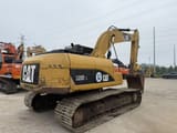 Escavatore cingolato Caterpillar 320D L del 2014, vista posteriore a tre quarti
